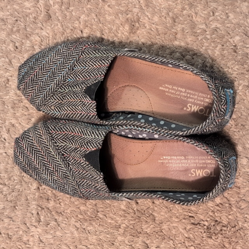 Patterned Toms, size 7
